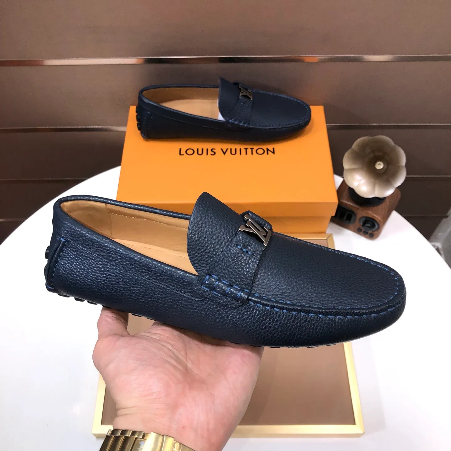 Men's men's shoes 💰420💰 [LV Doudou shoes] (water-dyed cowhide lining) new model is on the market, available on the official website. The new Doudou shoes are processed into single-color materials, and the uppers are made of imported cowhide material. The body of the shoe is fully hemmed with mark thread, and is lined with imported original cowhide leather. The elegant shoe shape is super suitable for all-matching, and the size is 38-44.